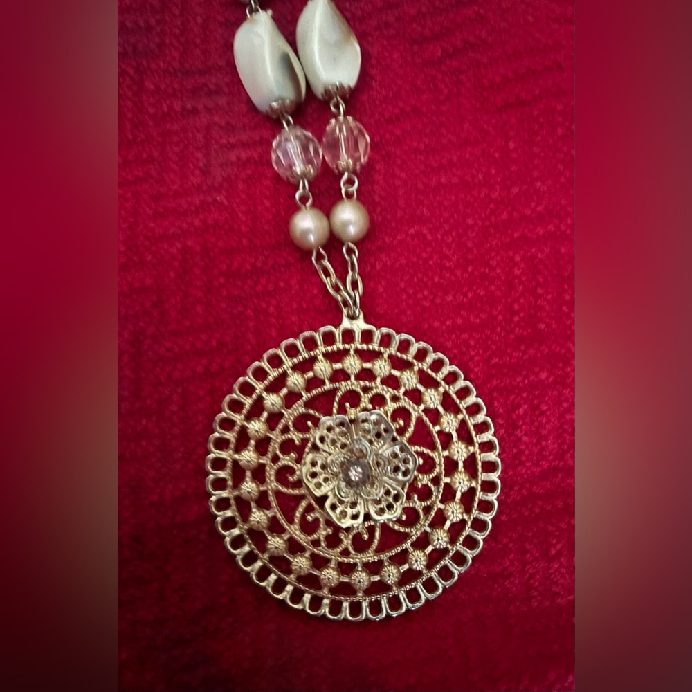 Elegant Gold Filigree Pendant Necklace